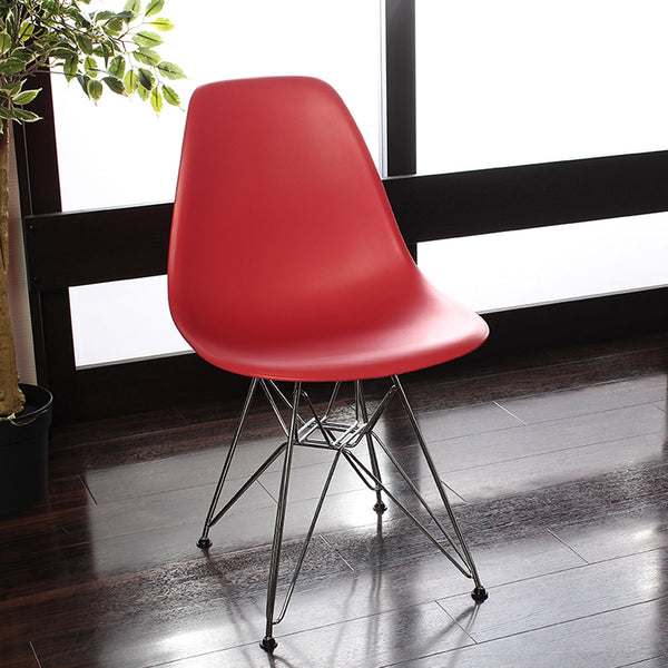 【映える赤で空間演出】
ひときわ目を引くレッドカラーのシェルチェアは、ミッドセンチュリーの名作デザインを継承しつつ、現代空間にも鮮やかなアクセントとして溶け込む一脚です。